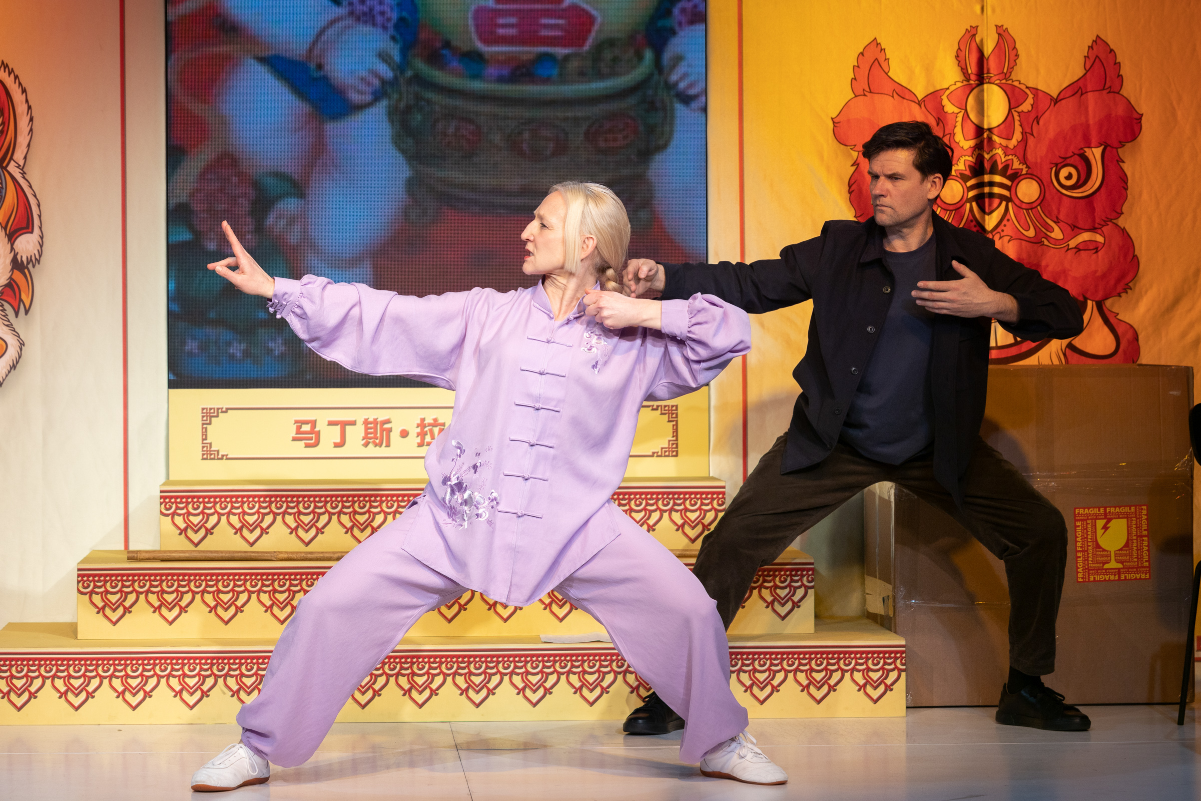 Skats no JRT izrādes "Viss zem debesīm" (2022, rež. Alvis Hermanis) // Foto – Jānis Deinats